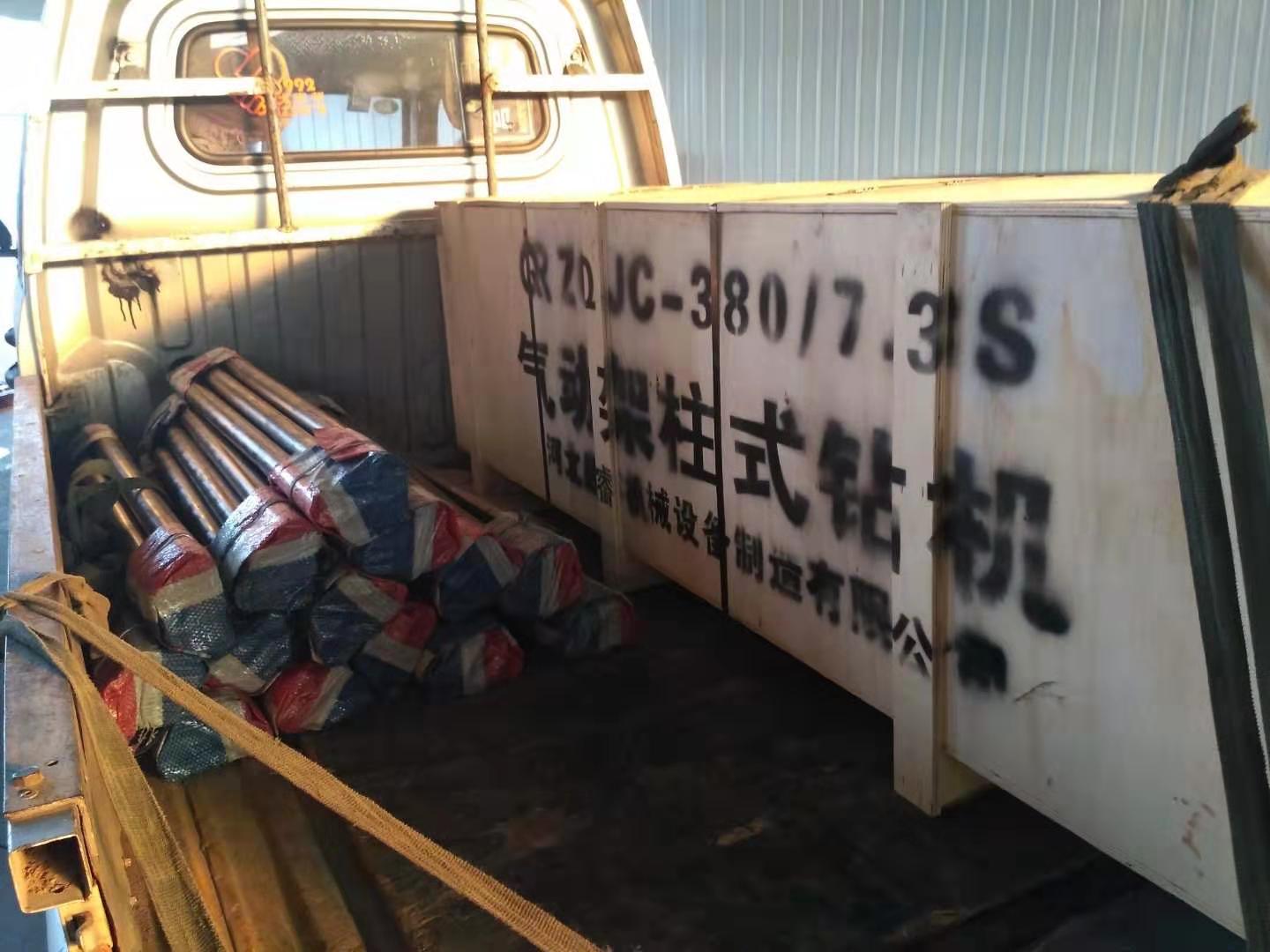 小型氣動(dòng)架柱式鉆機(jī)又訂貨，好用耐用。