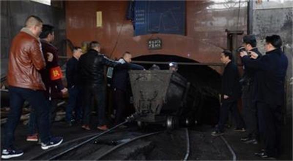 你們?cè)诶寺槿斯?jié)，啟睿鉆機(jī)卻陷入了無(wú)限的沉痛中